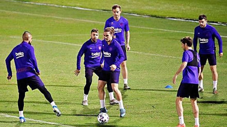 Els jugadors del Barça entrenant-se ahir a Yeda.