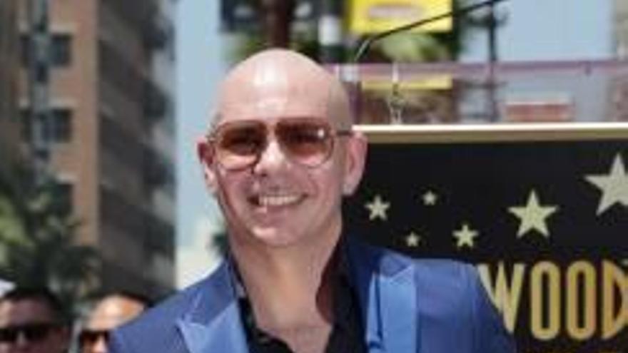 Pitbull con su estrella en el Paseo de la Fama de Hollywood. MIKE NELSON (efe)