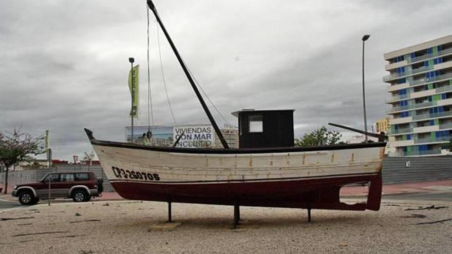 Vinaròs restaurará un antiguo barco tipo laúd que decora una rotonda