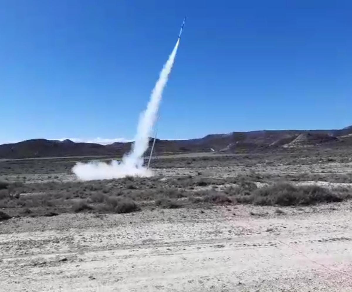 Lanzamiento del cohete en la final autonómica en el aeródromo de Tardienta.