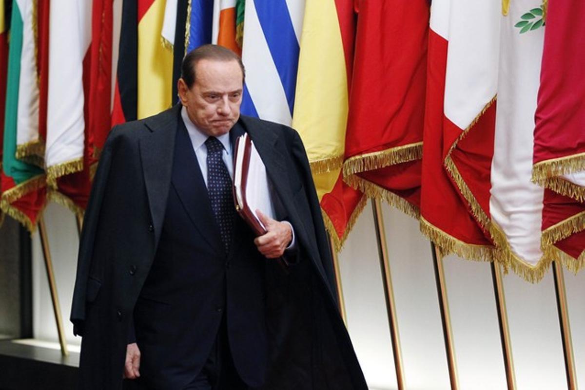 El primer ministre italià, Silvio Berlusconi, abandona la cimera de la UE, el 27 d’octubre, a Brussel·les. El primer ministre italià, Silvio Berlusconi, abandona la cimera de la UE, el 27 d’octubre, a Brussel·les.