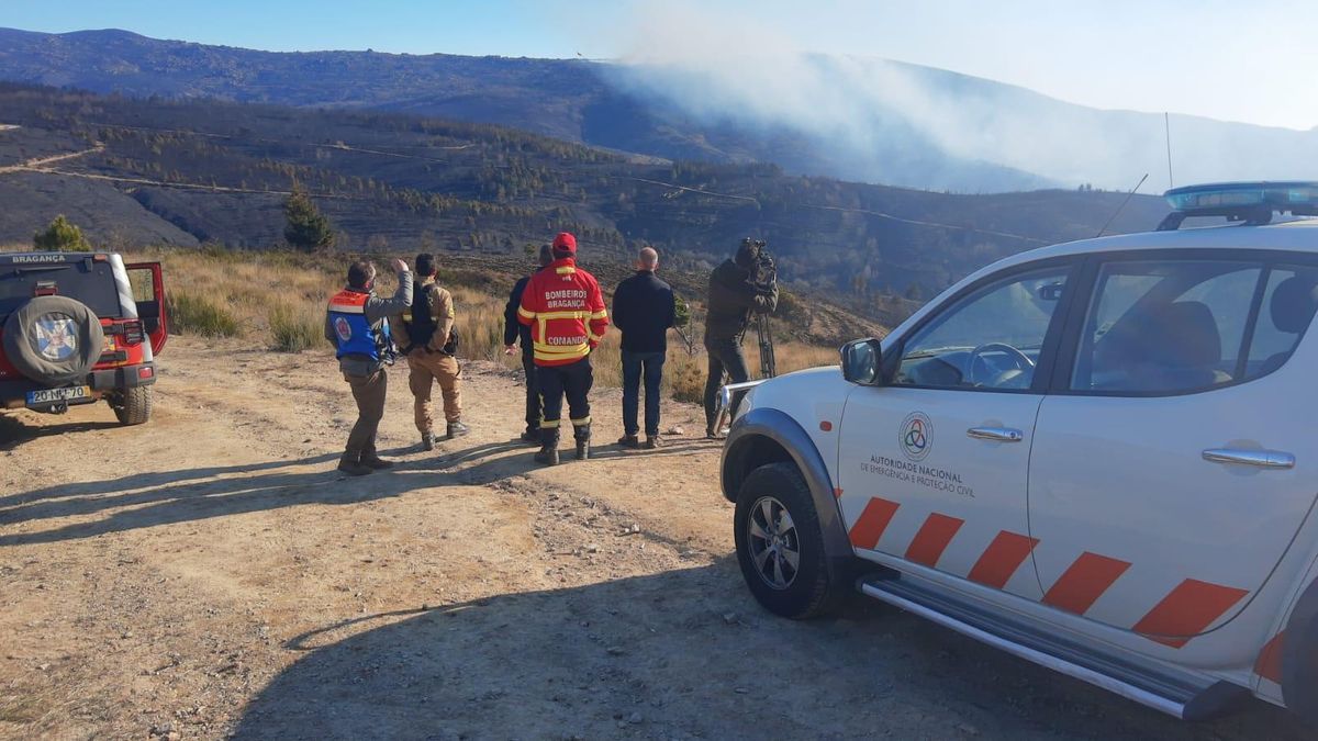 Medios desplazados a la zona del incendio, que ya se está perimentrando