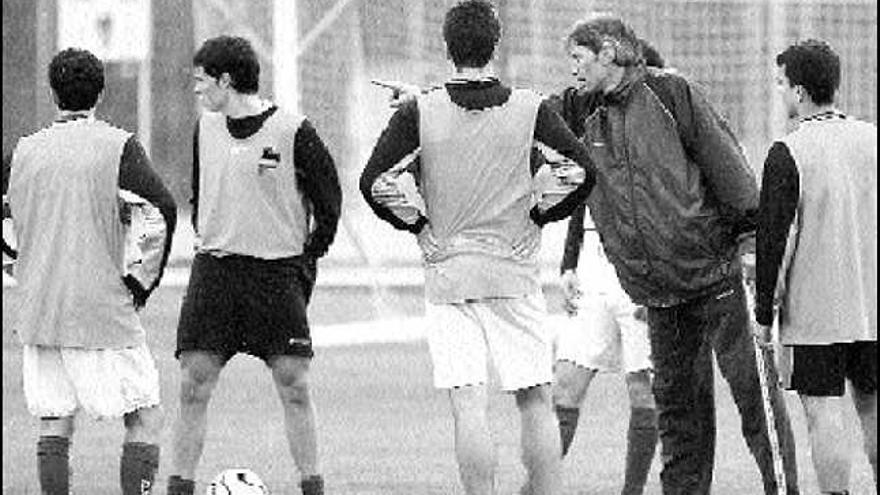 Carrasco da instrucciones a los jugadores del equipo juvenil, en el entrenamiento del pasado jueves.