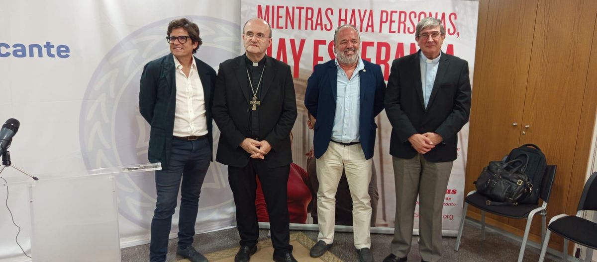 Un momento de la presentación de la memoria de Cáritas con Javier Rubira, el obispo Munilla, Víctor Mellado y el reverendo Joaquín Carlos
