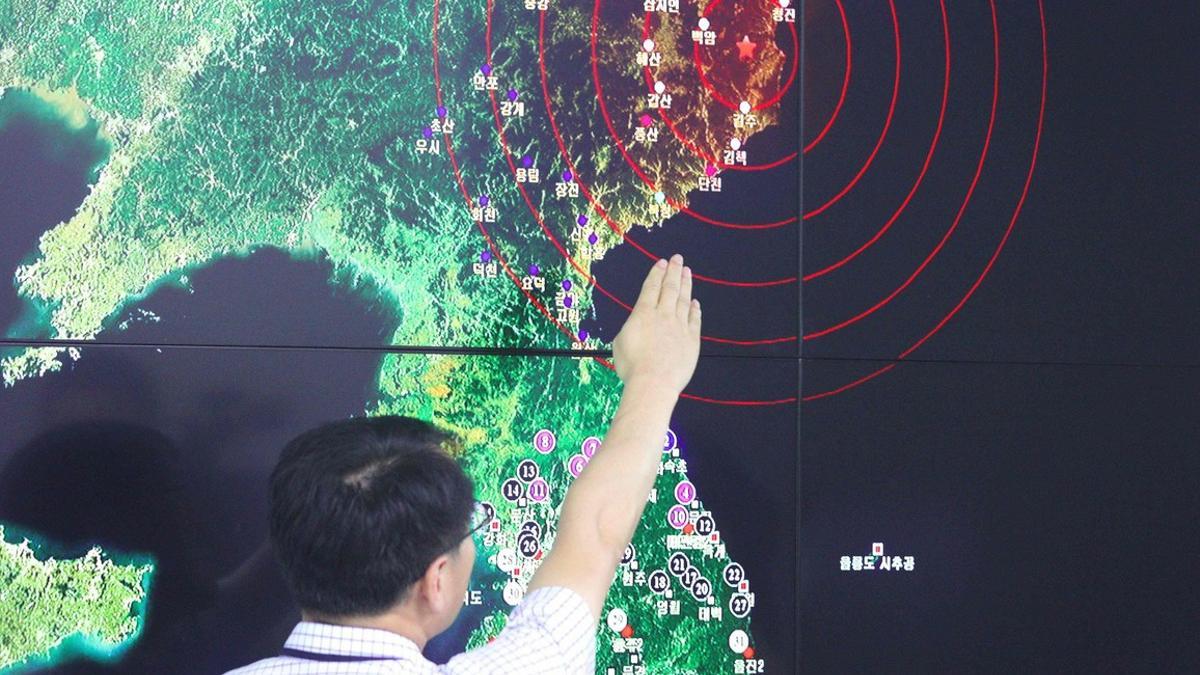 Un oficial de Corea del Sur apunta el epicentro del terremoto causado por el ensayo nuclear de Corea del Norte.