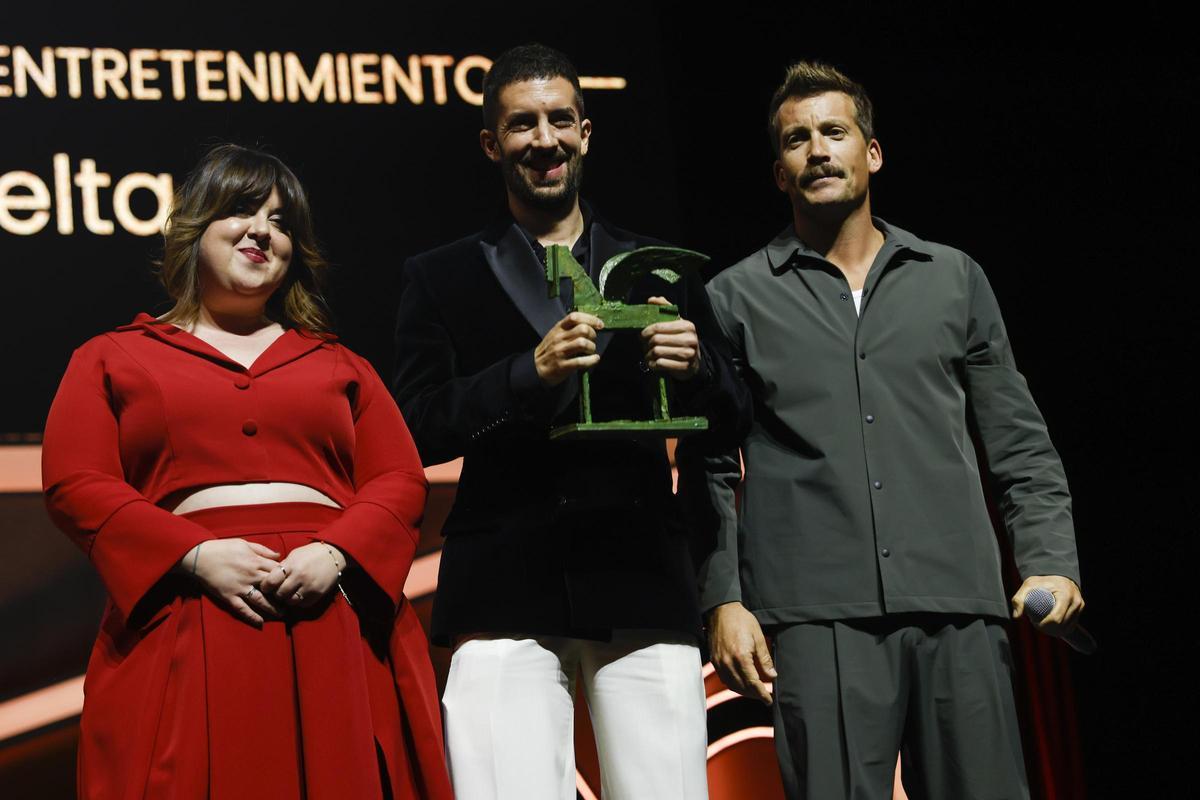 FOTOS | Gala de los Premios Ondas 2024. En la foto, el presentador de televisión David Broncano (c) y la colaboradora televisiva Lala Chus y Grison recogen el Premio Ondas Nacional de Televisión al mejor programa de entretenimiento, La revuelta (TVE) FOTOS | Gala de los Premios Ondas 2024. En la foto, el presentador de televisión David Broncano (c) y la colaboradora televisiva Lala Chus y Grison recogen el Premio Ondas Nacional de Televisión al mejor programa de entretenimiento, La revuelta (TVE)