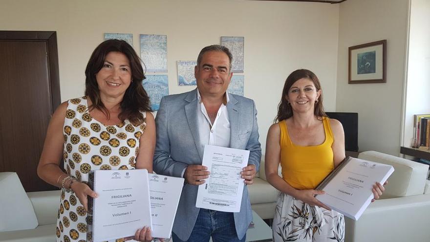 El momento de la entrega de la documentación para convertir a Frigiliana en municipio turístico.