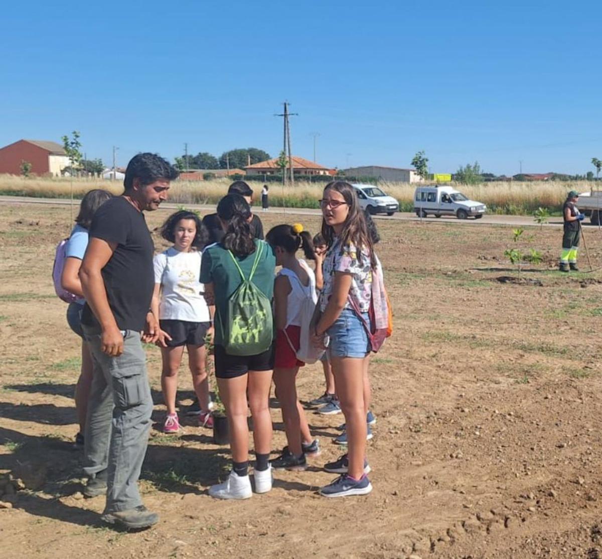Los niños del campamento aprendiendo a plantar árboles. | P. O.