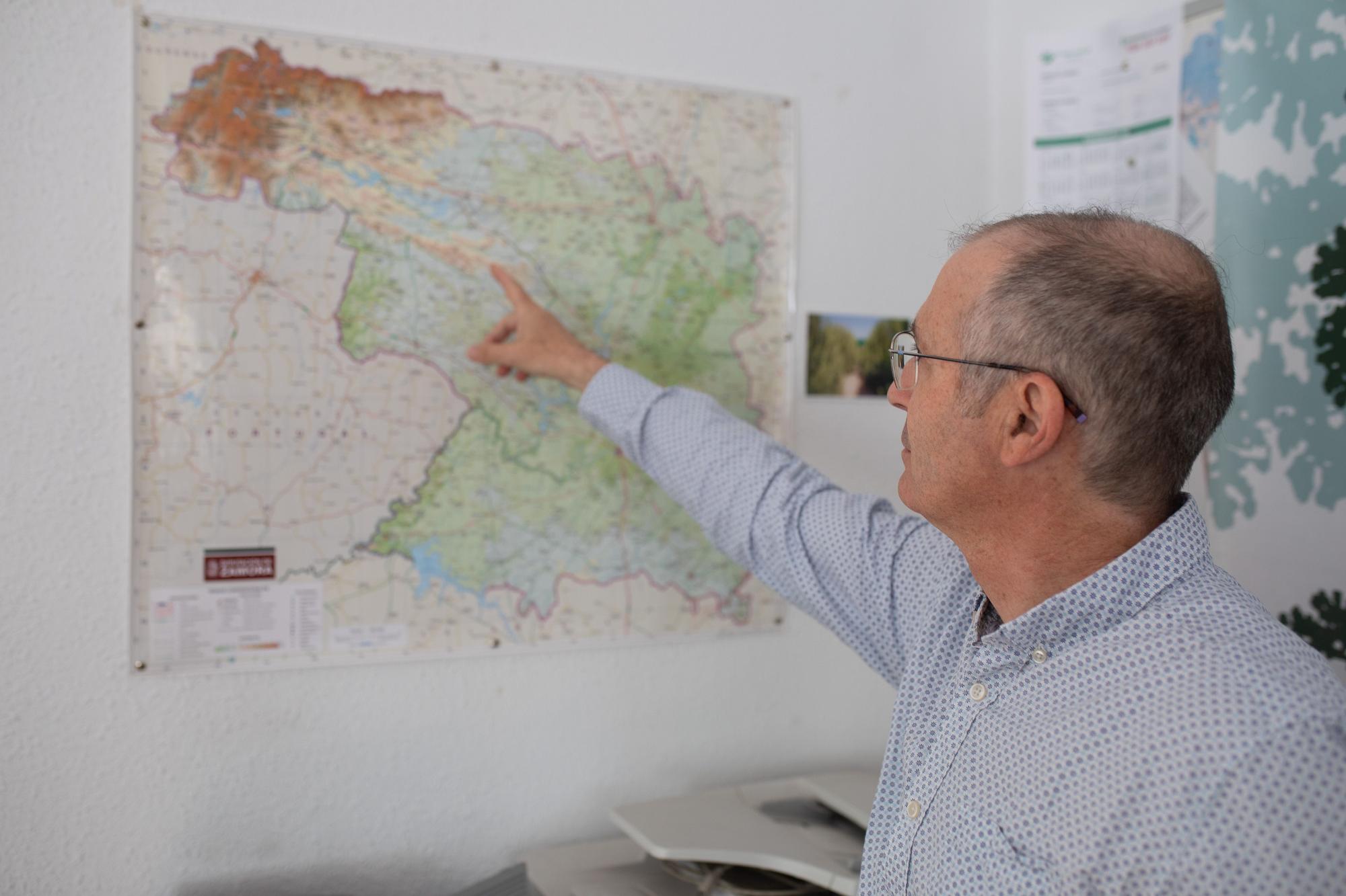 Carlos Gómez Corral mira un mapa de la provincia de Zamora