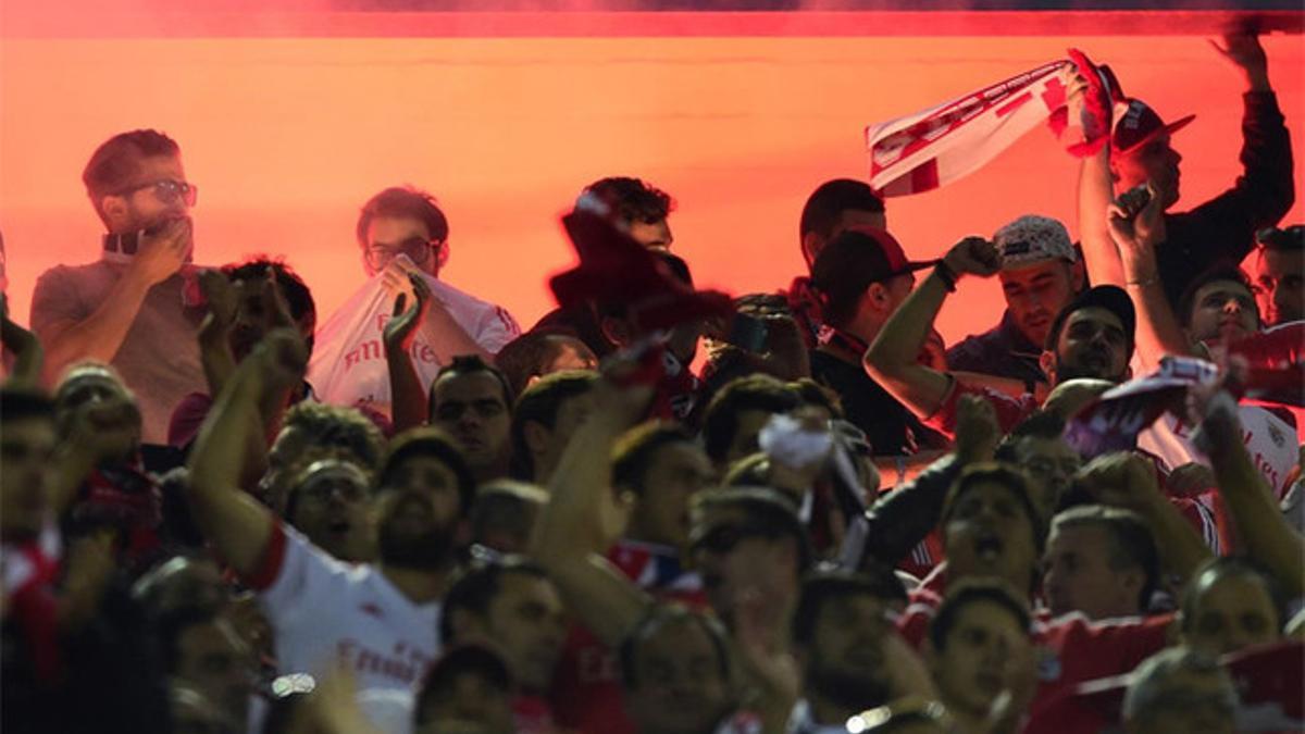 Los aficionados del Benfica lanzaron bengalas