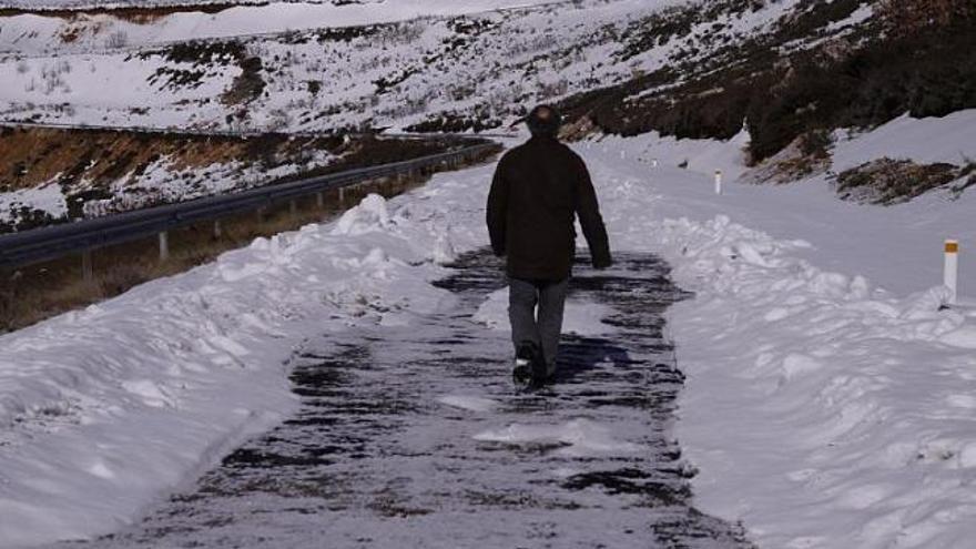 La carretera que enlaza Sanabria con La Cabrera, por Escuredo, cortada al tráfico por la nieve.