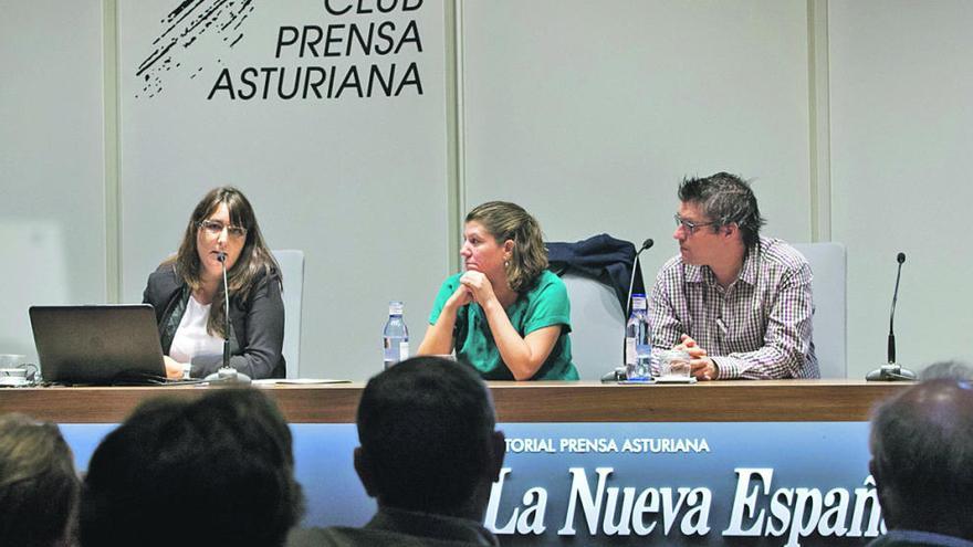 Begoña Viejo, Amaya Salinas de León y Joel Fontela, ayer, durante su ponencia en Oviedo.