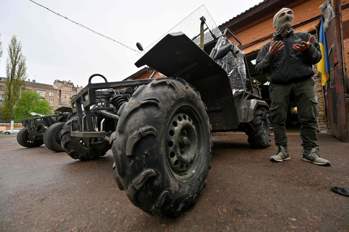 Quads al estilo Mad Max en Ucrania para ayudar al Ejército