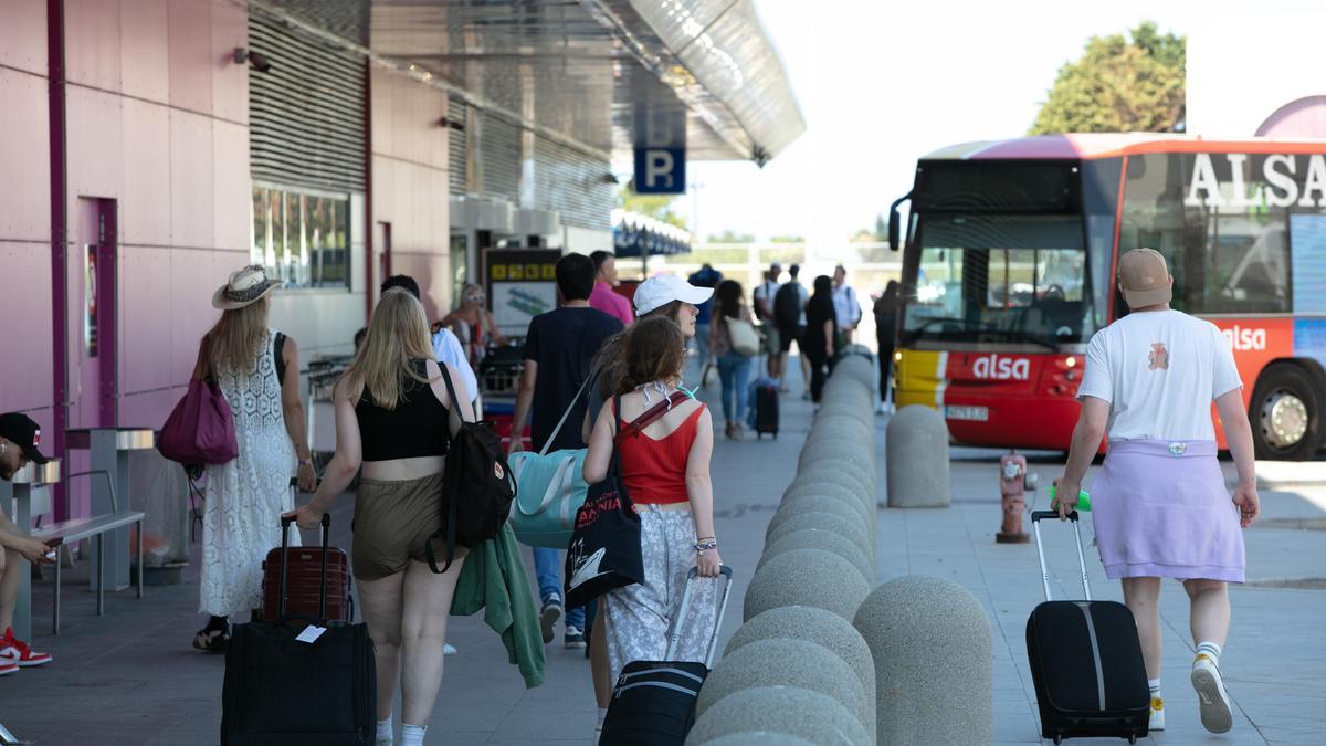 Pasajeros en el acceso a la terminal del aeropuerto de Ibiza.