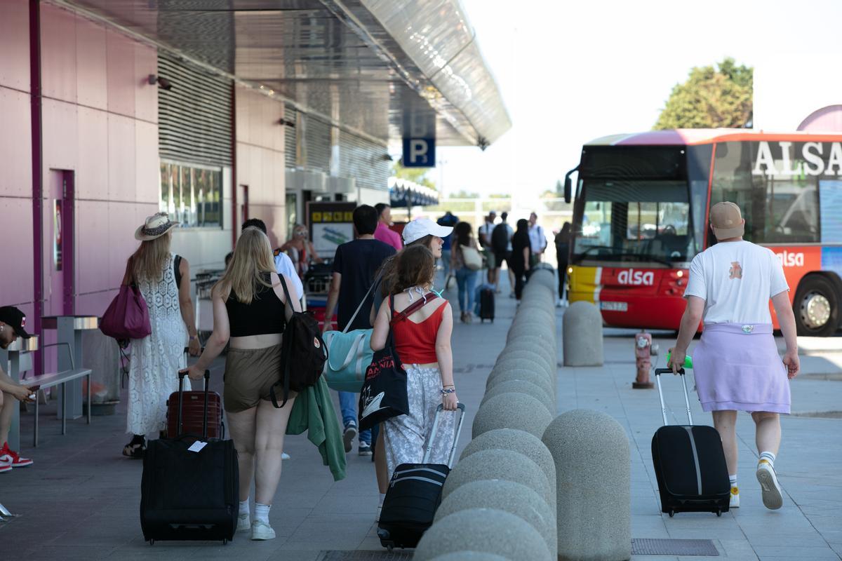 Pasajeros en el acceso a la terminal del aeropuerto de Ibiza.