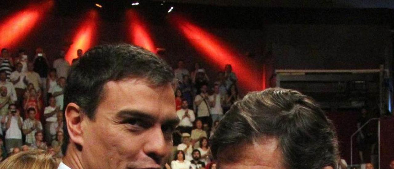 Javier Fernández, con Pedro Sánchez, en una imagen de archivo.