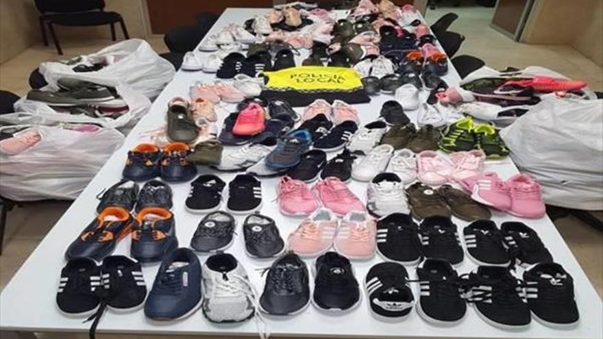 La policía requisa 180 pares de zapatillas de deporte falsificadas en el mercadillo