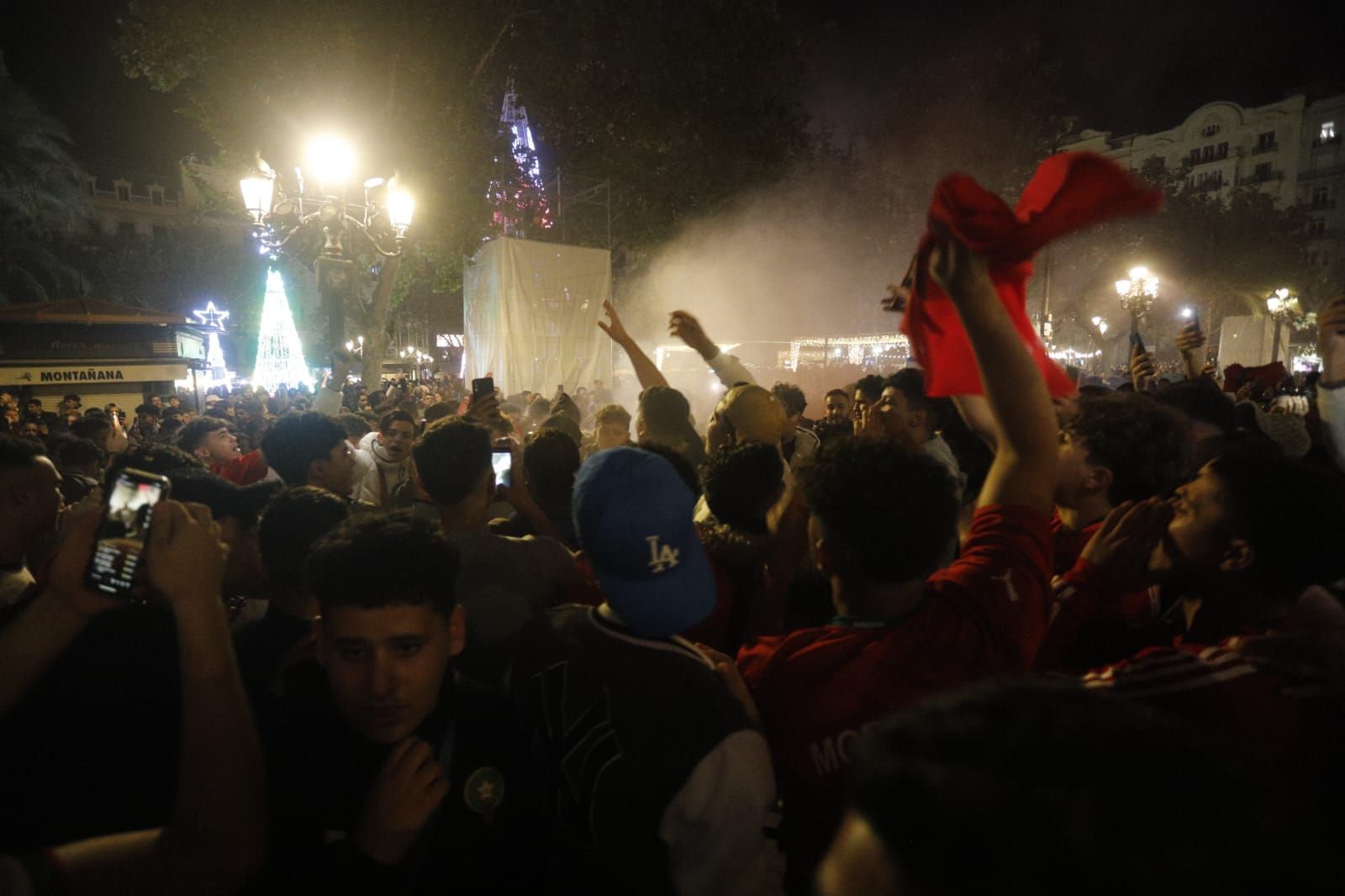 Cientos de marroquís celebran en la plaza del Ayuntamiento de València su pase a semifinales