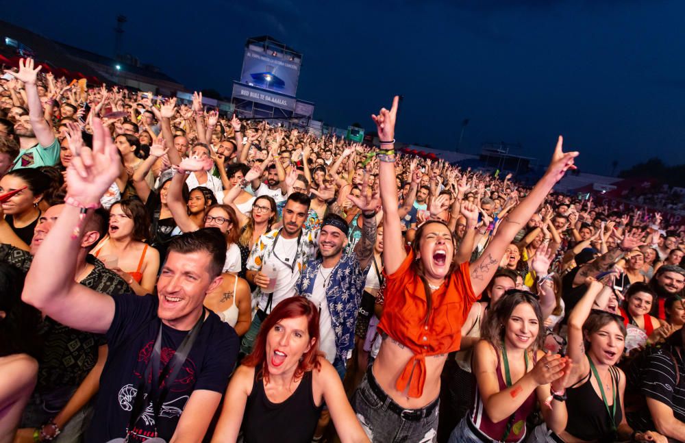 El plato fuerte de la primera jornada del festival fue la actuación de los británicos Foals al filo de la medianoche.