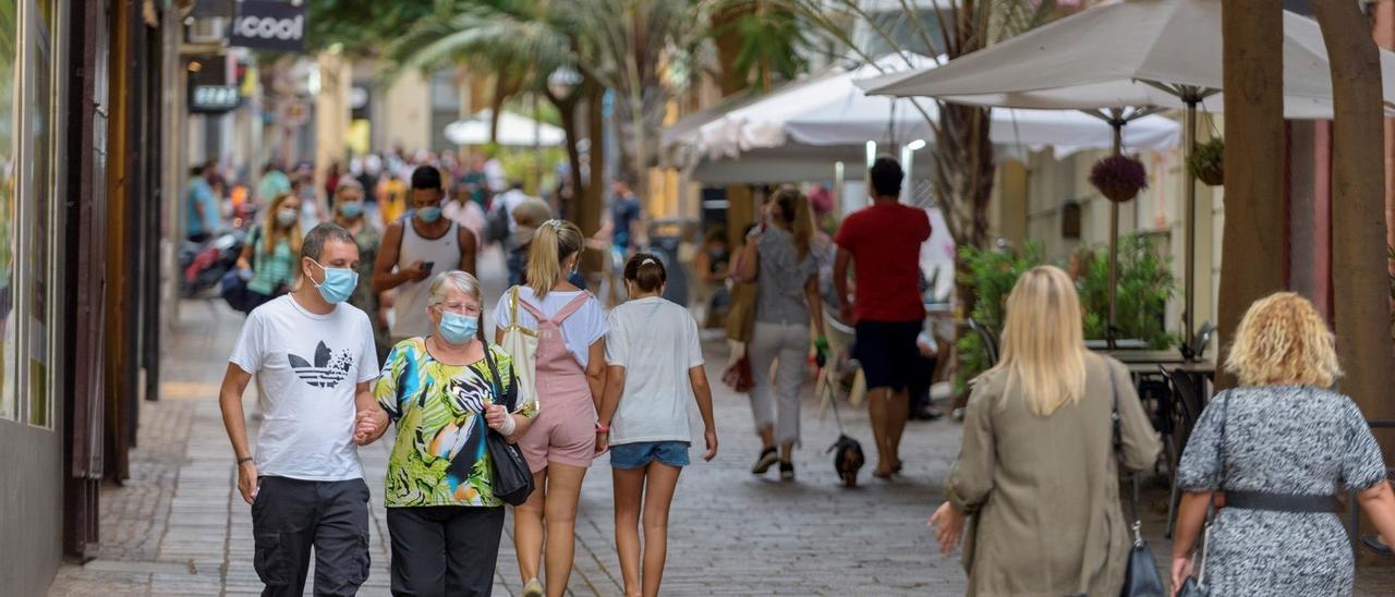 Gente con mascarilla paseando por la calle Teobaldo Power,  en Santa Cruz de Tenerife