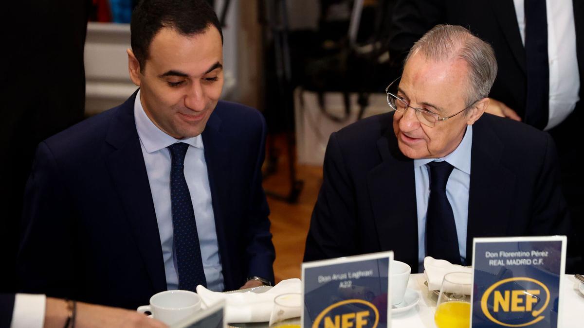 El presidente del Real Madrid, Florentino Pérez, conversa con el banquero Anas Laghrari, en una imagen de 2022.