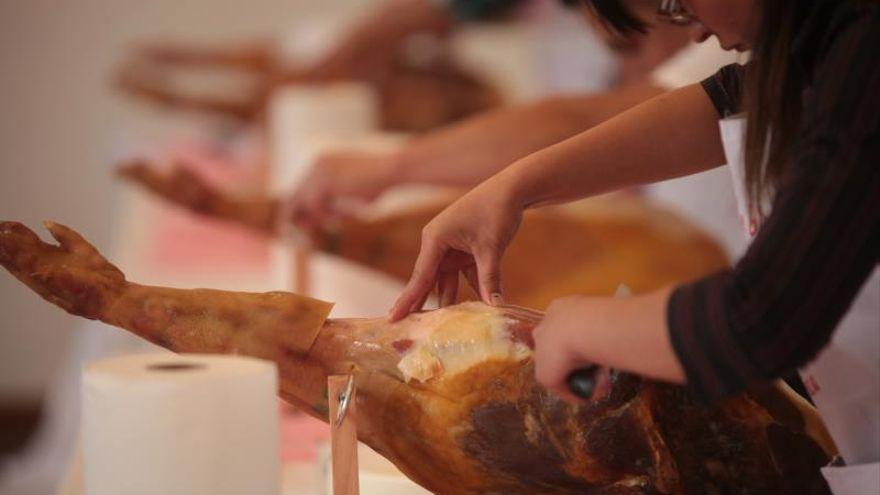 ¿Cómo cortar bien un jamón? Un restaurante se vuelve viral en TikTok con su explicación