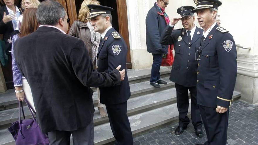 Torralba, de espaldas, saluda a Asensio, y Serna, situado a la derecha, ante la Caridad el pasado año.