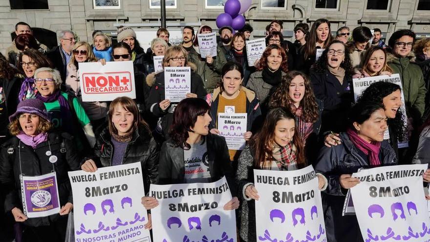 La presentación de la huelga feminista, ayer, en la plaza de la Escandalera, en Oviedo.
