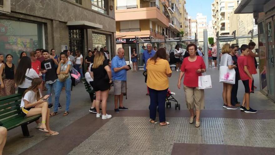 Largas colas para activar la tarjeta gratuita del autobús