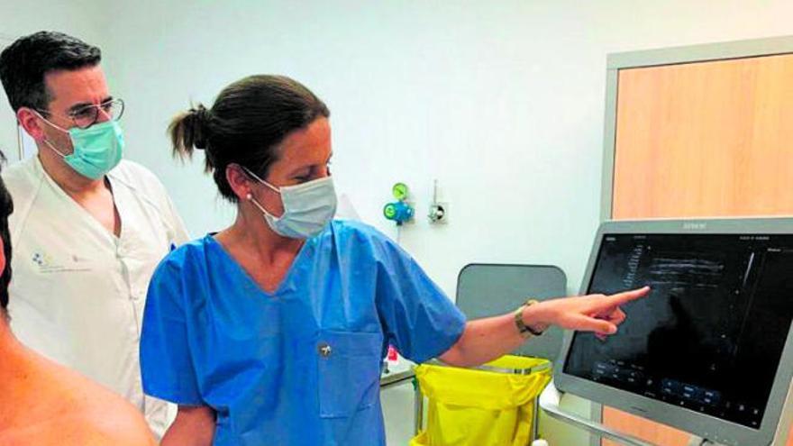 Los doctores Héctor González Expósito y Rosa Galindo Morales realizan una ecografía torácica en el Hospital Universitario de Canarias.
