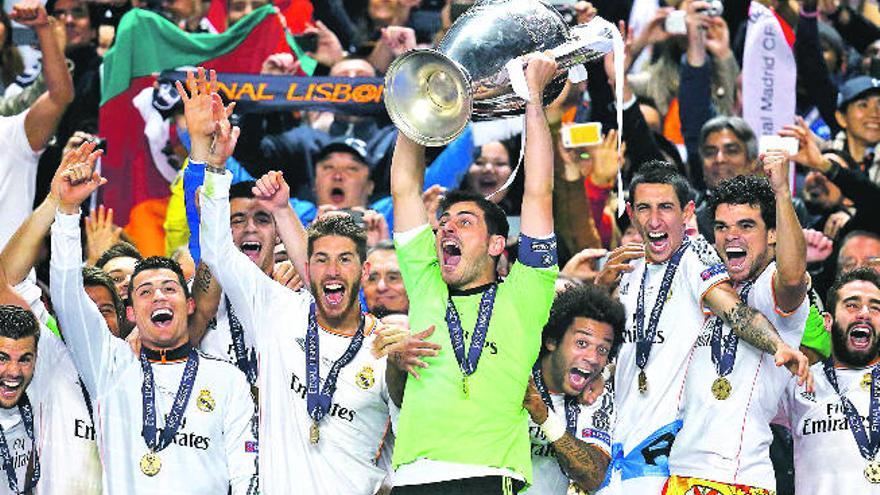 Casillas levanta la décima Liga de Campeones del Real Madrid en Lisboa.