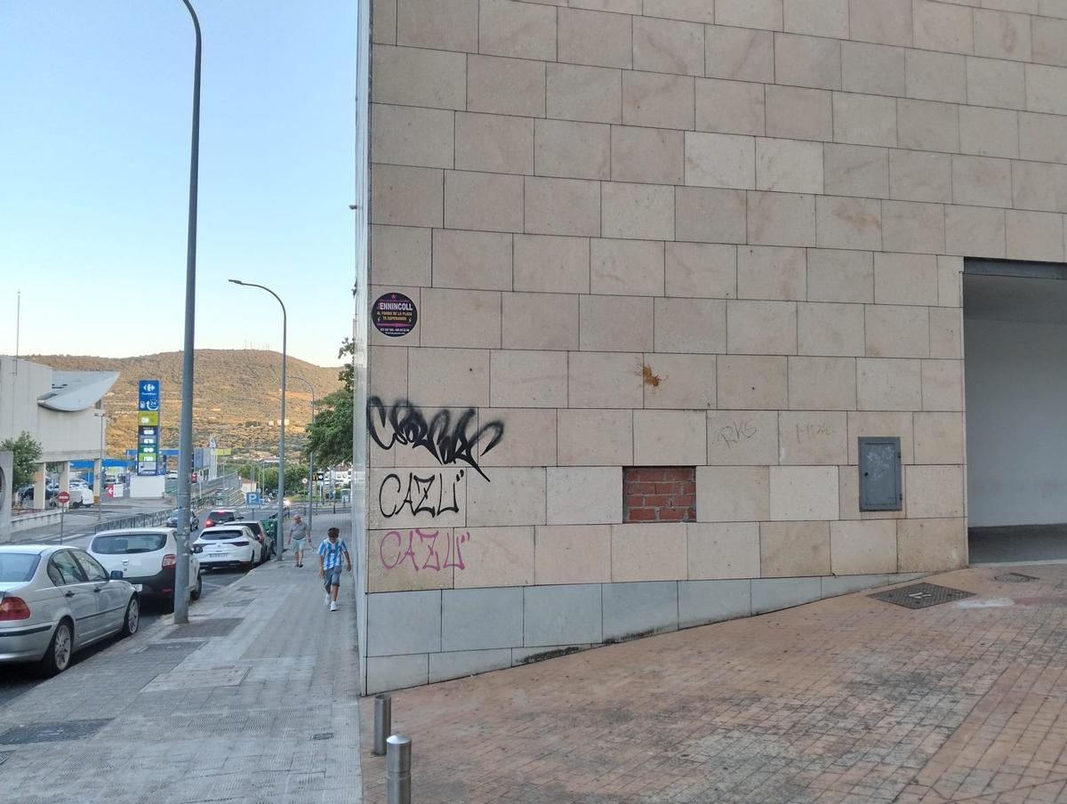 La firma de 'Cazú', en un bloque vecinal de Plasencia.
