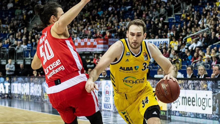 Cavanaugh penetra a canasta en un partido ante el Brose Bamberg.