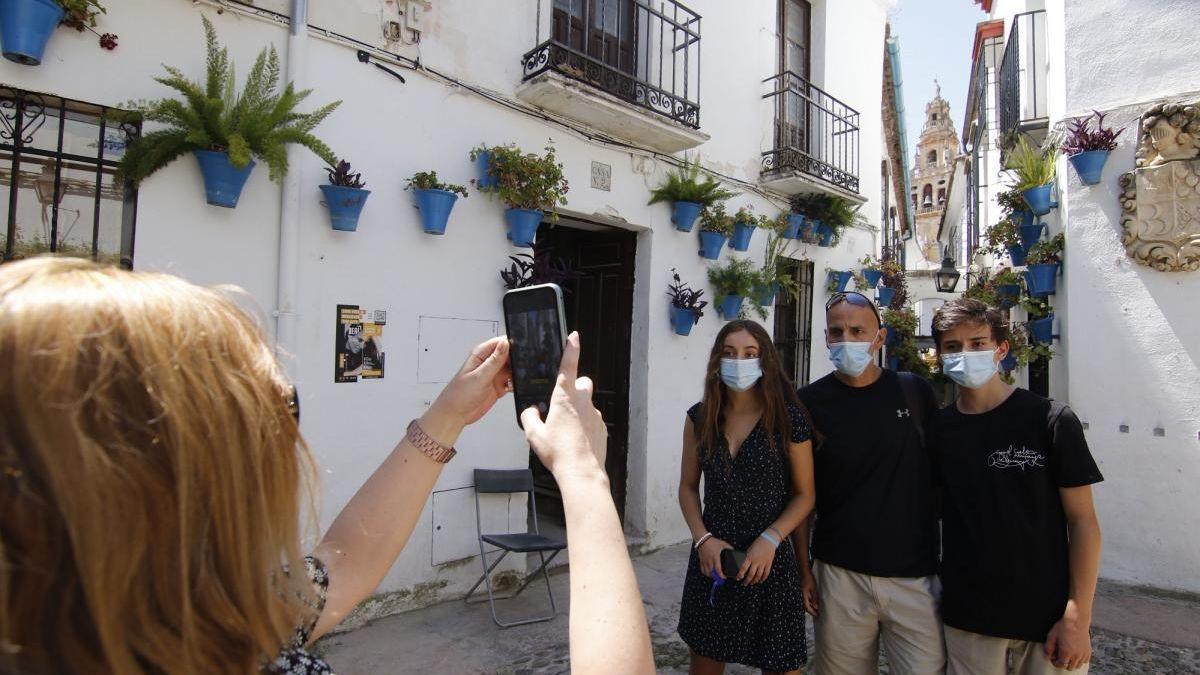 Turistas fotografiándose en la Calleja de Las Flores de Córdoba.