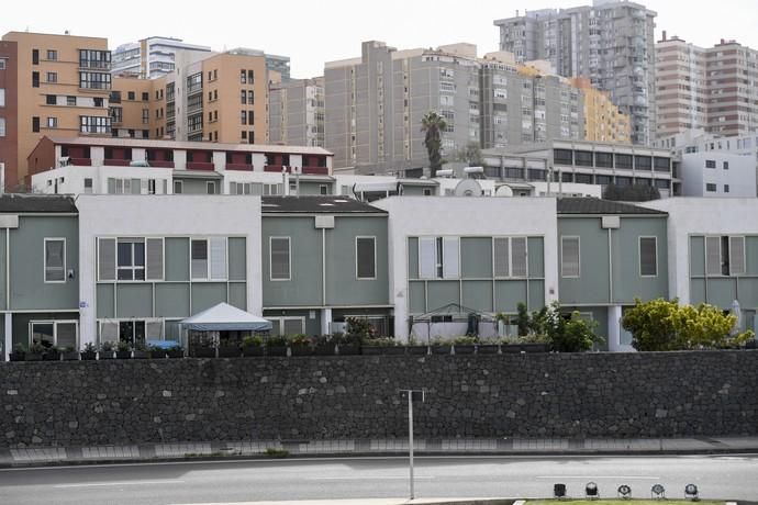 25-12-19 LAS PALMAS DE GRAN CANARI. LA MINILLA. LAS PALMAS DE GRAN CANARIA. Foto de un edificio de dúples en la Avenida de Ansite, número 11, que tienen exceso de altura, con respecto al plan general.  Fotos: Juan Castro.  | 25/12/2019 | Fotógrafo: Juan Carlos Castro