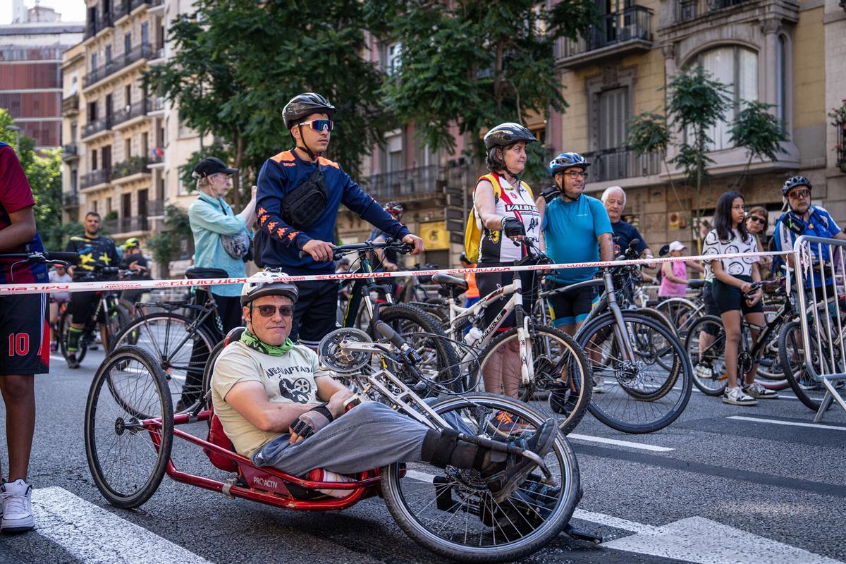 Nueva edición de la Festa de la Bici y la Bicicletada en Barcelona, con el paseo de Lluís Companys convertido, un año más, en punto de encuentro para familias y aficionados al mundo del ciclismo de todas las edades. Un evento que este año ha atraído a cientos de personas y que ha contado con un aliciente añadido: la cuenta atrás hacia la salida del Tour de Francia 2026 desde la capital catalana. Nueva edición de la Festa de la Bici y la Bicicletada en Barcelona, con el paseo de Lluís Companys convertido, un año más, en punto de encuentro para familias y aficionados al mundo del ciclismo de todas las edades. Un evento que este año ha atraído a cientos de personas y que ha contado con un aliciente añadido: la cuenta atrás hacia la salida del Tour de Francia 2026 desde la capital catalana.