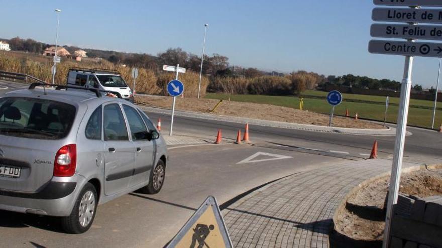 Un cotxe a punt d&#039;entrar en una rotonda a Vidreres.