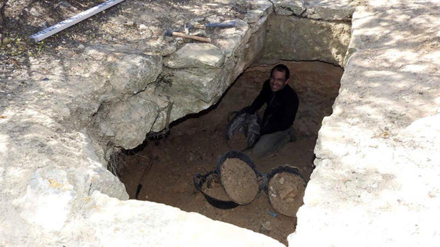 Esta es la cisterna en la que están trabajando estos días los arqueólogos.