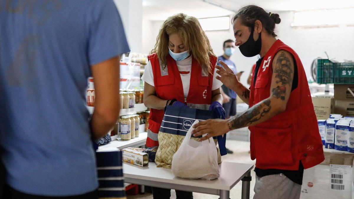 Voluntarios de Cruz Roja durante el reparto de alimentos, en una imagen de archivo.