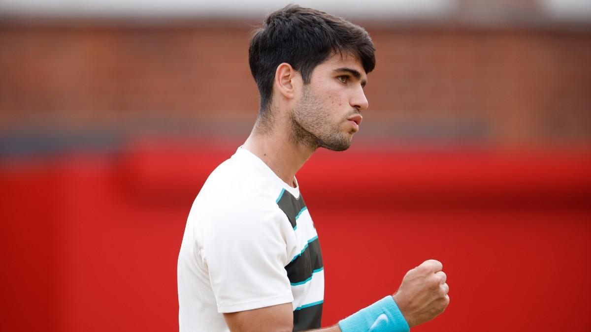 Carlos Alcaraz celebra un punto en Queen's