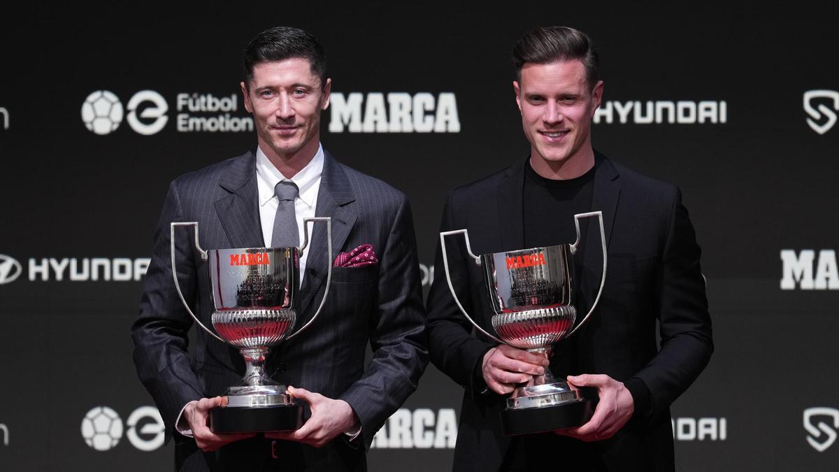 Lewandowski, con el trofeo Pichichi como máximo goleador de la Liga 22-23, y Ter Stegen, con el premio Zamora a mejor portero, galardones del diario Marca.