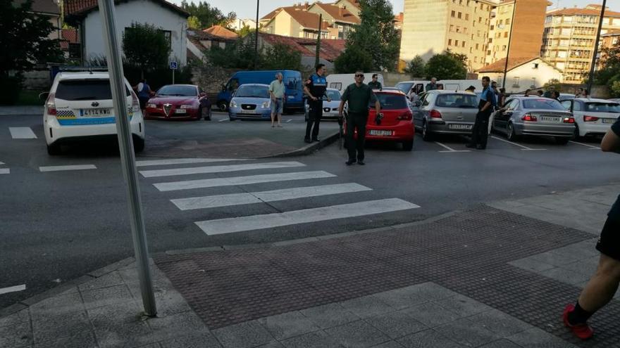 Agentes del orden tratan de poner paz en la riña.