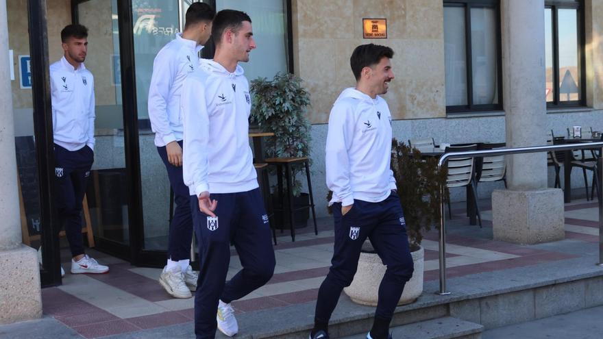 Jugadores del Mérida salen del restaurante donde comieron en Salamanca, camino de Ferrol.