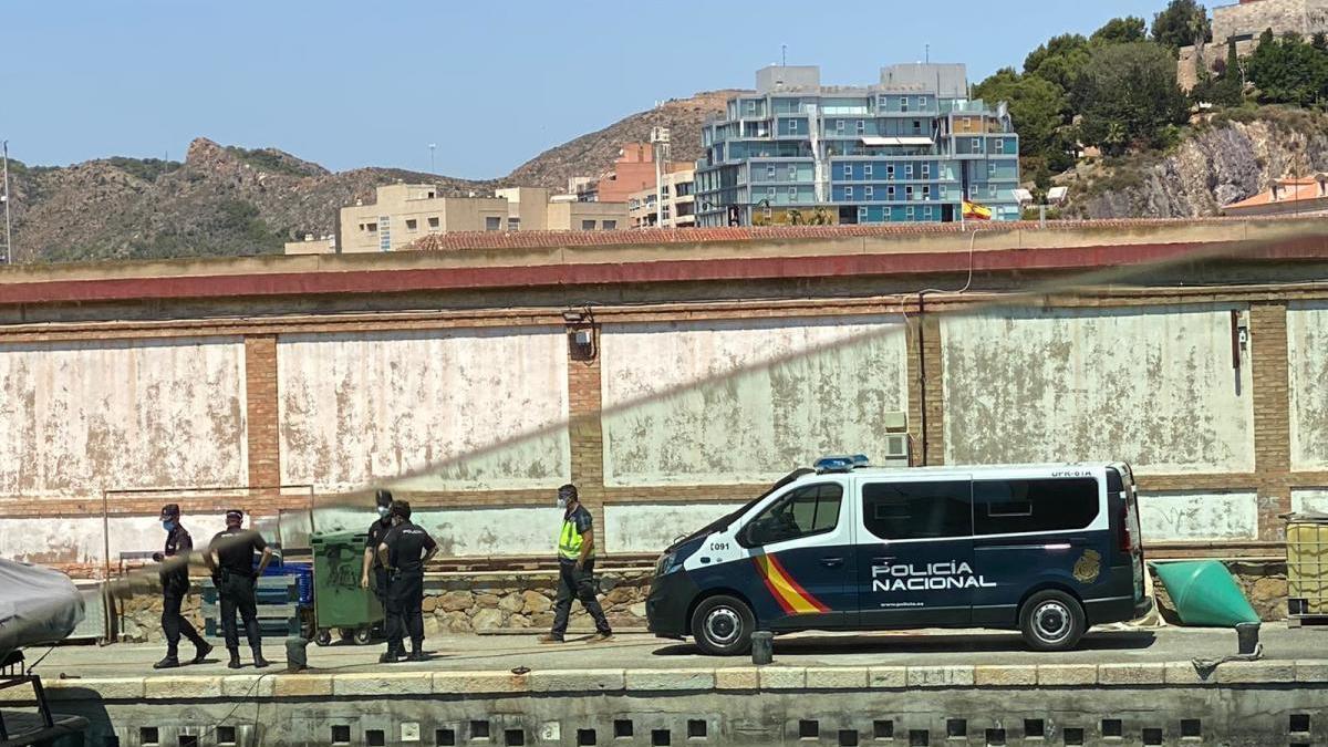 Continúan buscando a 3 de los 9 inmigrantes fugados del Puerto de Cartagena