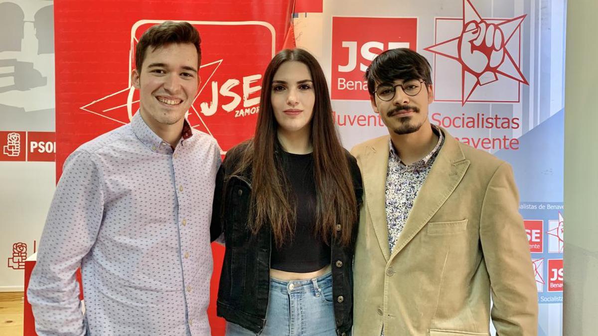 El Secretario General provincial de JSE-Zamora, Emilio Ferrero, la nueva Secretaria General  municipal de JSE-Benavente, Laura Fernández y el Secretario General saliente, Andrés Guerrero.