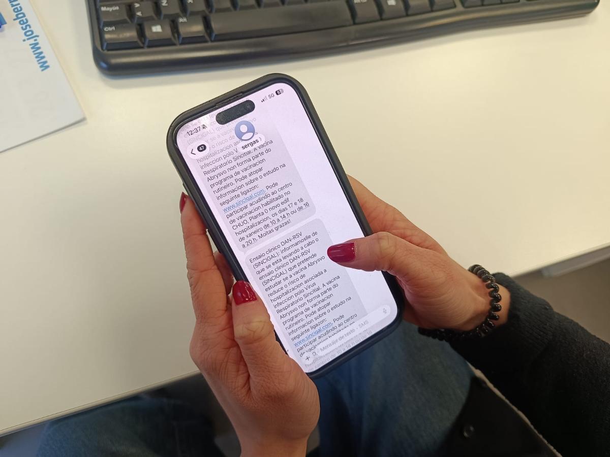 Una mujer recibe el llamamiento del Sergas para participar en el ensayo clínico