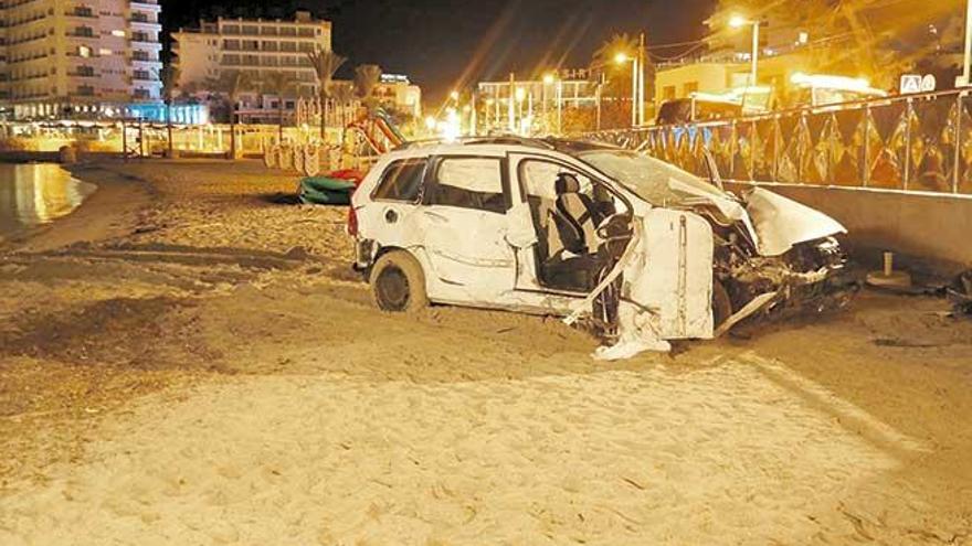 Estado en el que quedó el coche sustraído tras el accidente.