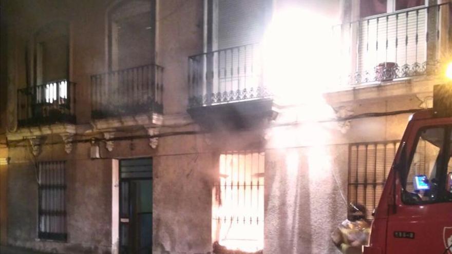 Dos afectados leves por inhalación de humo en el incendio de una vivienda de Badajoz