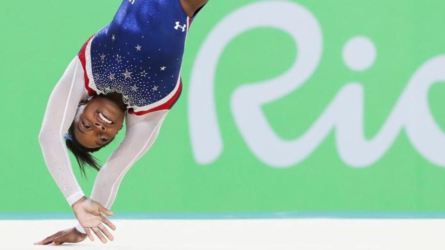 Biles se impone en la final de suelo y logra su cuarto oro.