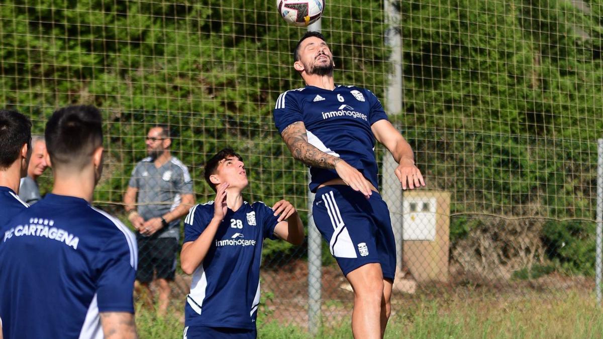 Datkovic despeja de cabeza en un entrenamiento.